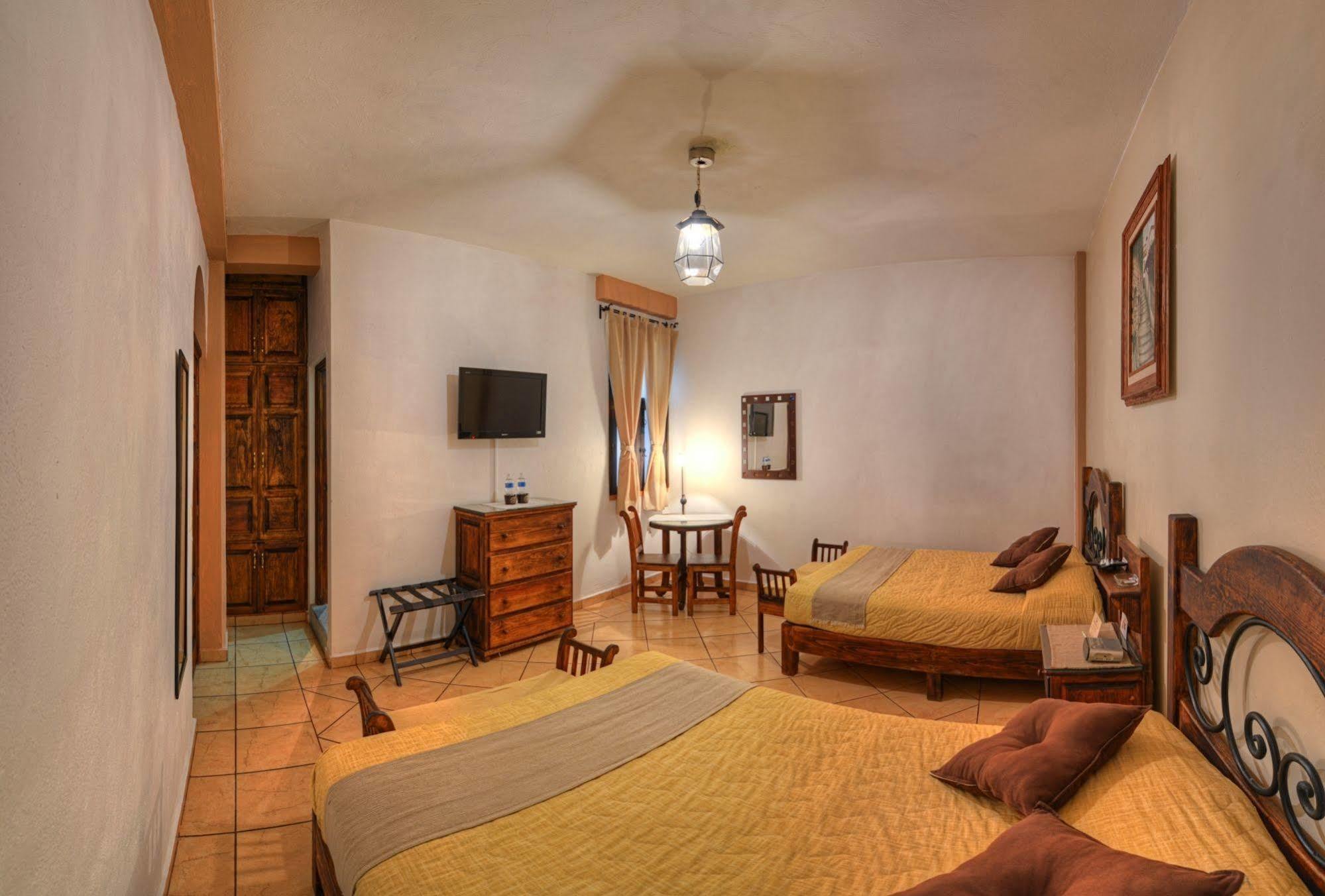 ホテル La Casa Del Laurel タスコ・デ・アラルコン エクステリア 写真